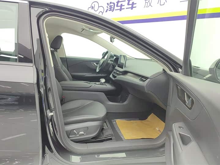 Фото 8 - Hongqi E-QM5