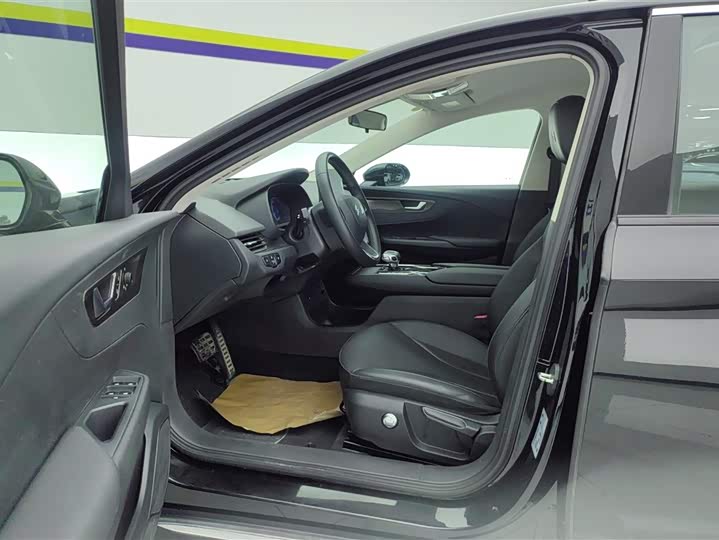 Фото 9 - Hongqi E-QM5