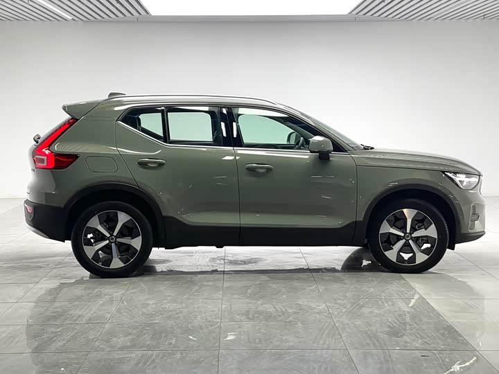 Фото 8 - Volvo XC40