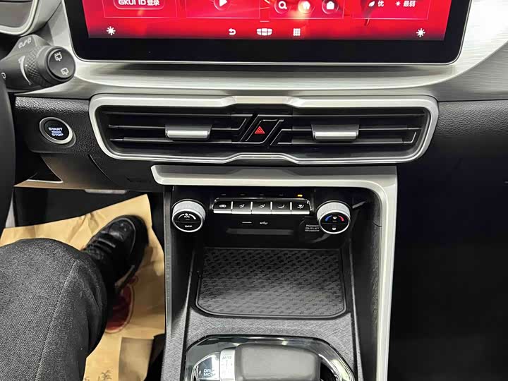 Фото 8 - Geely Coolray