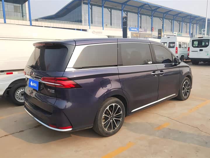 Фото 3 - Roewe iMax 8