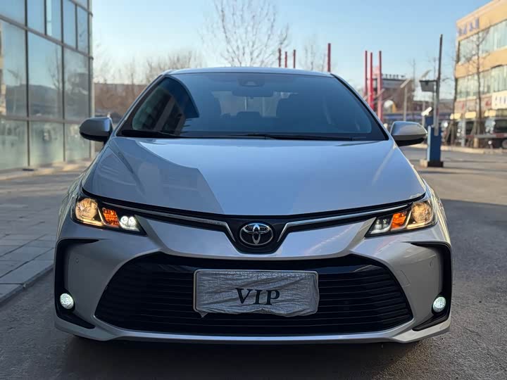 Фото 2 - Toyota Corolla