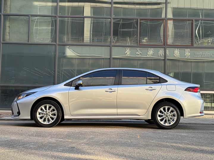 Фото 3 - Toyota Corolla