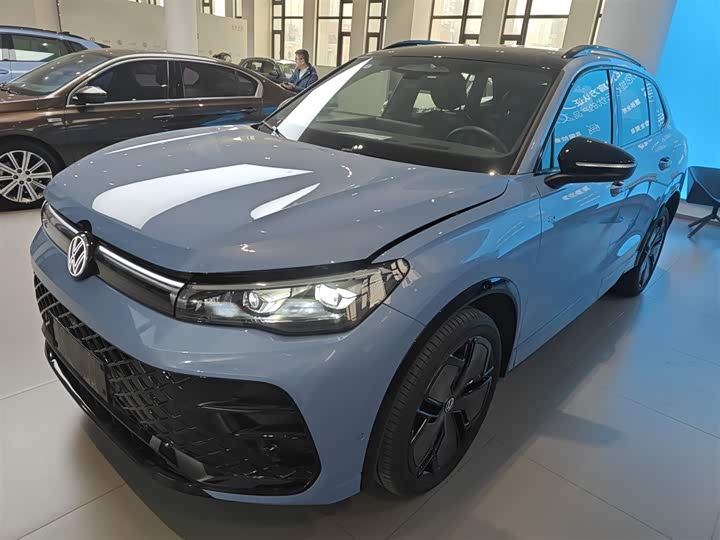 Фото 1 - Volkswagen Tiguan L Pro