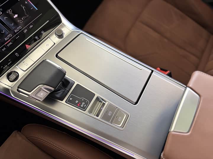 Фото 9 - Audi A7L