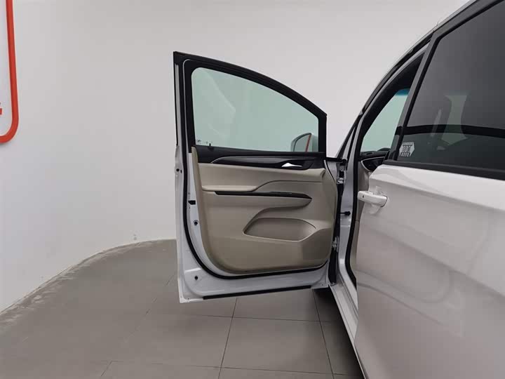 Фото 8 - Buick GL8 ES