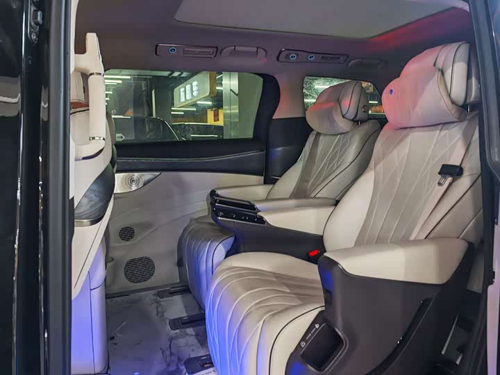 Фото 5 - Denza D9