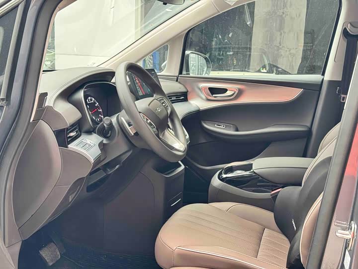 Фото 4 - Roewe iMax 8