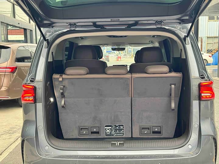 Фото 9 - Roewe iMax 8