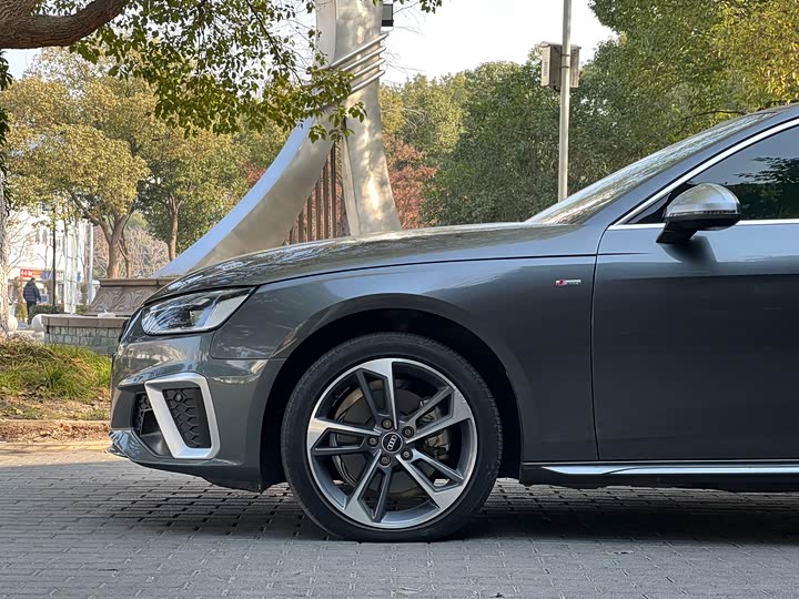 Фото 4 - Audi A4L