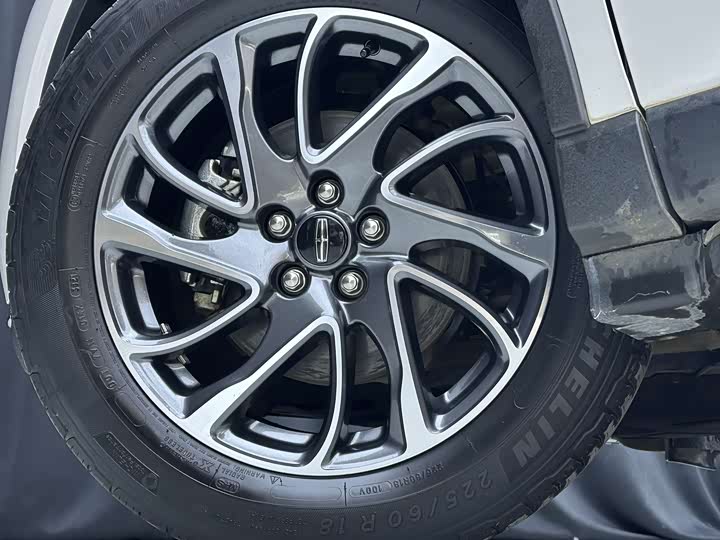 Фото 2 - Lincoln Corsair