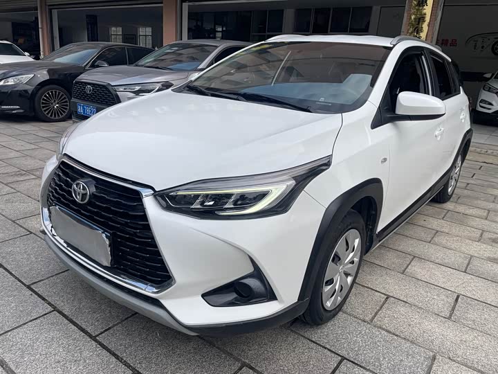 Фото 1 - Toyota Yaris L Hatchback