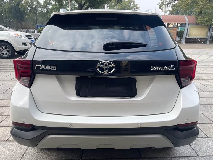 Фото 3 - Toyota Yaris L Hatchback