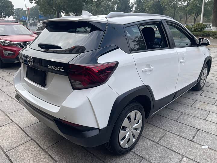 Фото 4 - Toyota Yaris L Hatchback