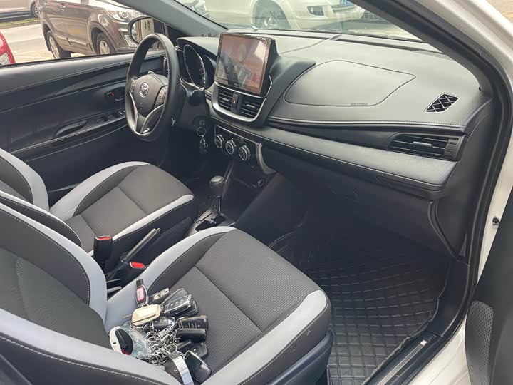 Фото 5 - Toyota Yaris L Hatchback