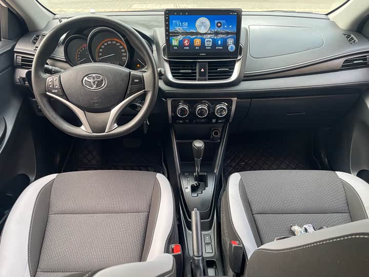 Фото 6 - Toyota Yaris L Hatchback