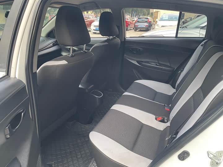 Фото 7 - Toyota Yaris L Hatchback