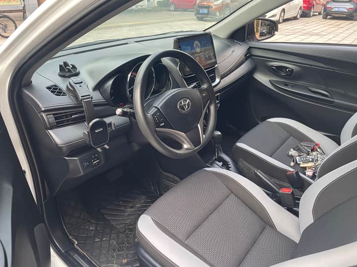 Фото 8 - Toyota Yaris L Hatchback