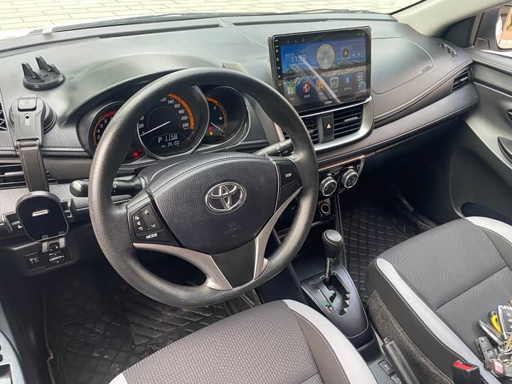 Фото 9 - Toyota Yaris L Hatchback