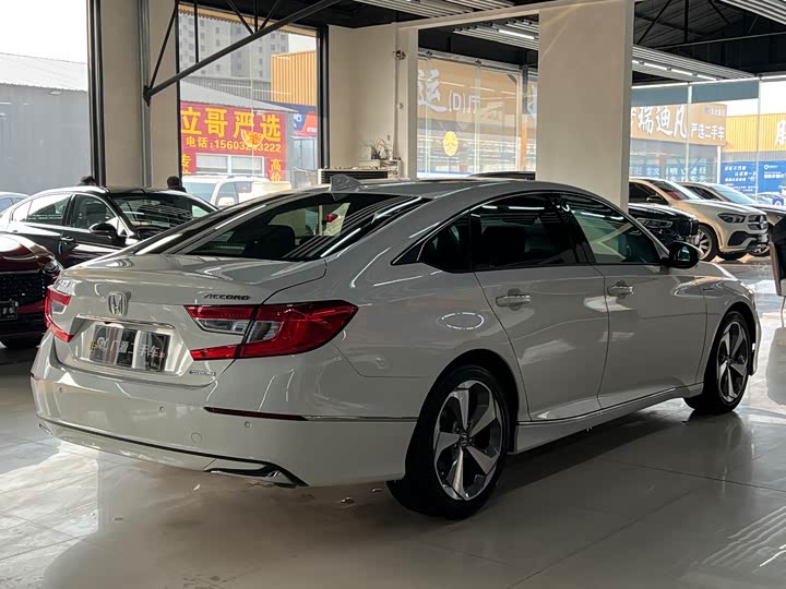 Фото 4 - Honda Accord