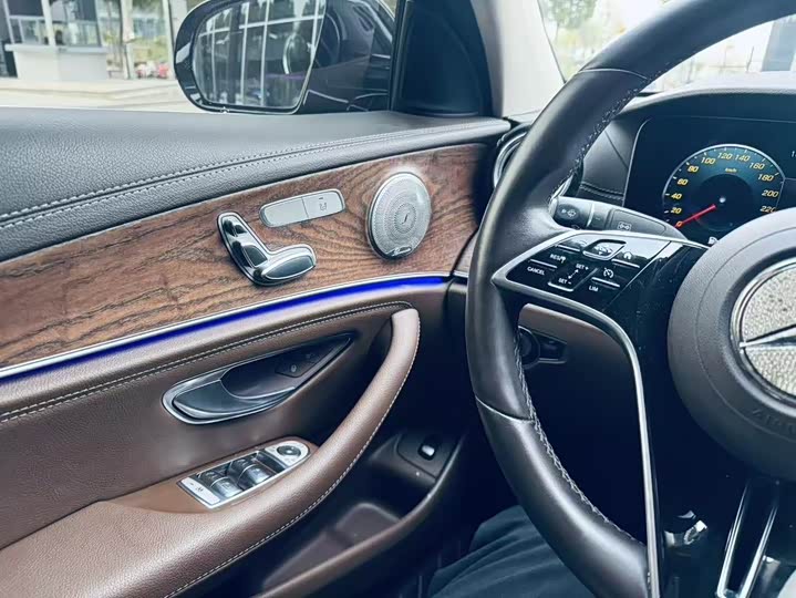 Фото 3 - Mercedes-Benz E-Class