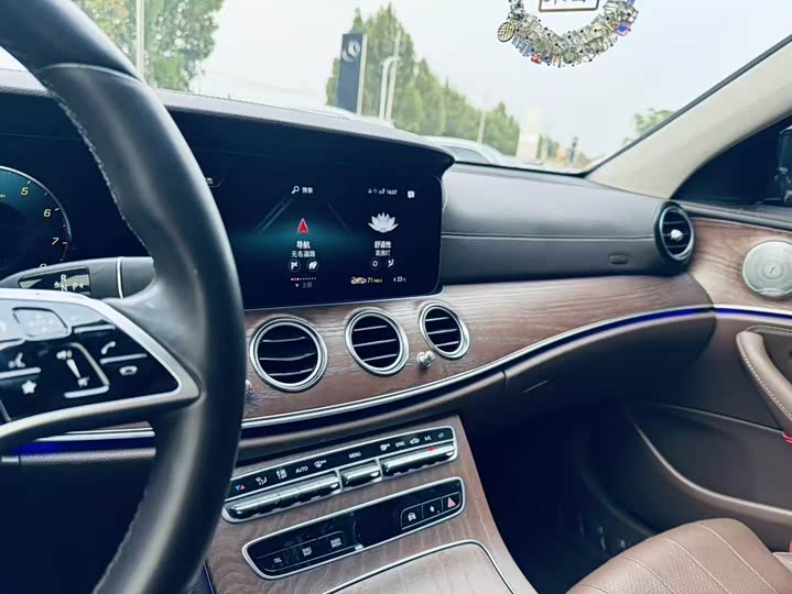 Фото 4 - Mercedes-Benz E-Class