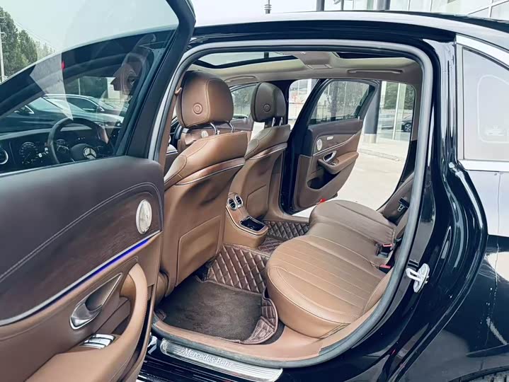 Фото 7 - Mercedes-Benz E-Class