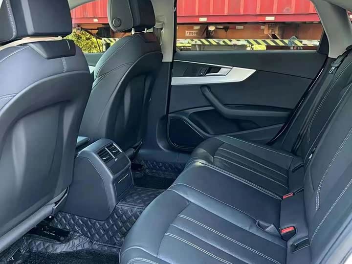 Фото 5 - Audi A4L