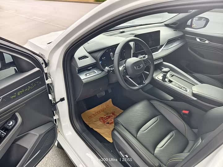 Фото 4 - Geely Preface