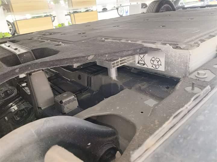 Фото 6 - Hongqi E-QM5