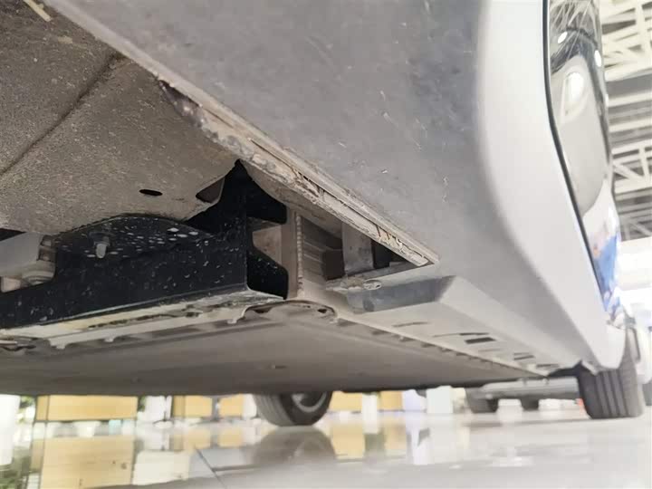 Фото 8 - Hongqi E-QM5