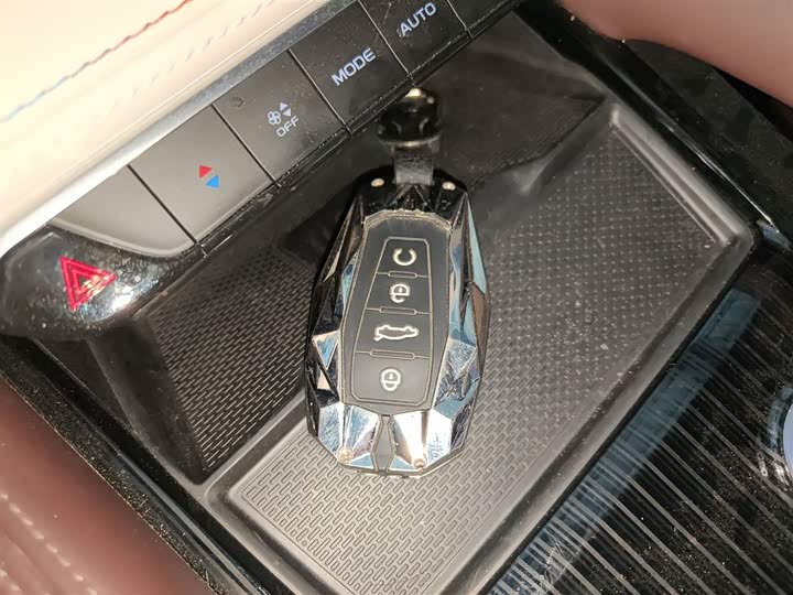 Фото 9 - Geely Monjaro