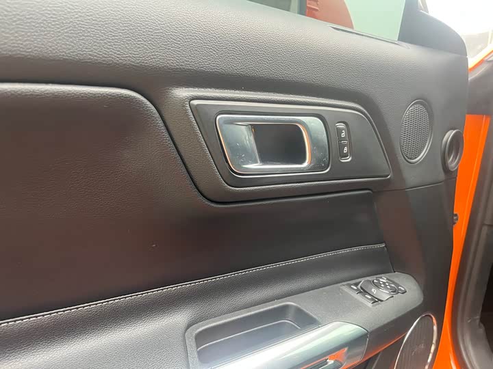 Фото 8 - Ford Mustang