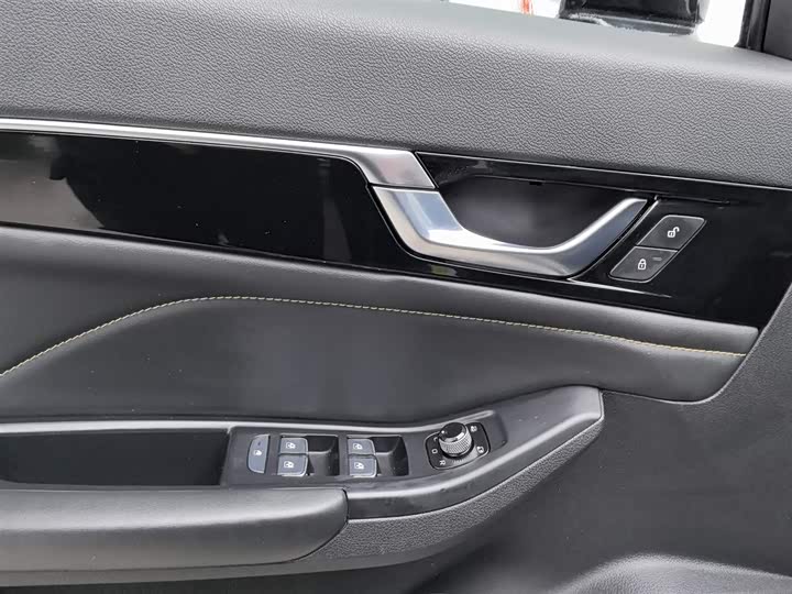 Фото 9 - Bestune B70