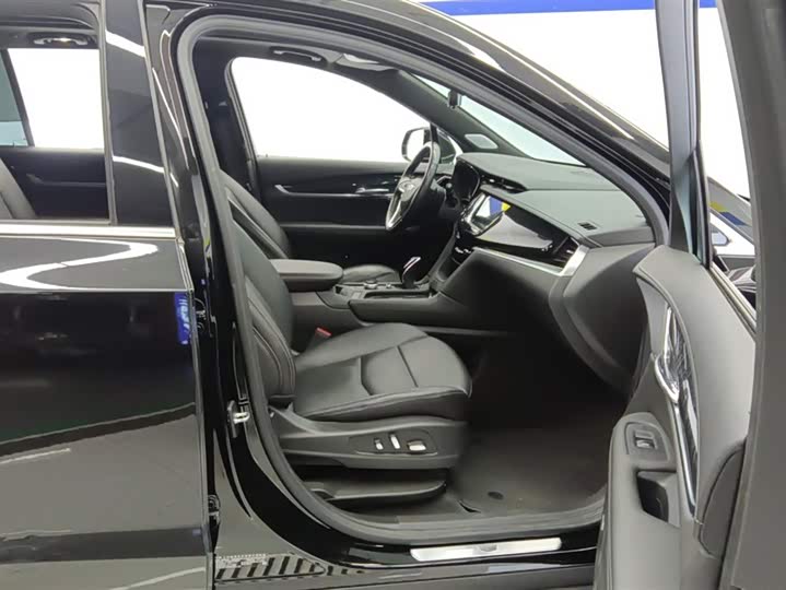 Фото 8 - Cadillac XT6