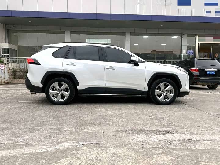 Фото 7 - Toyota RAV4
