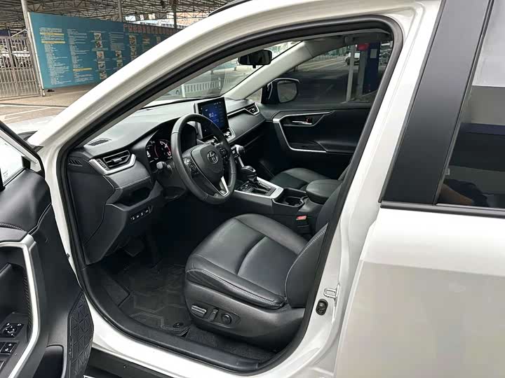 Фото 8 - Toyota RAV4