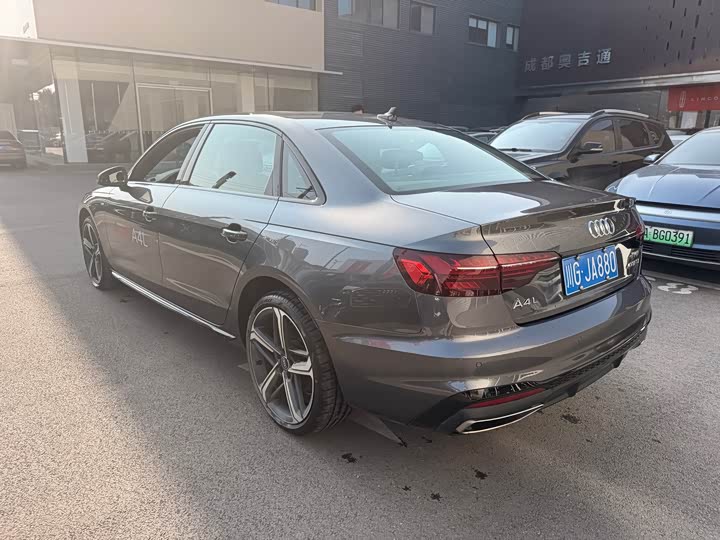 Фото 6 - Audi A4L