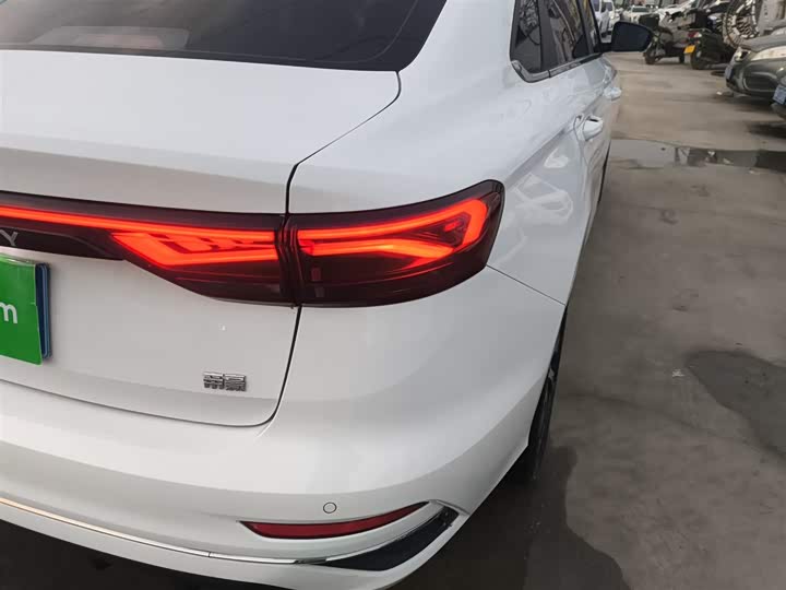 Фото 8 - Geely Emgrand