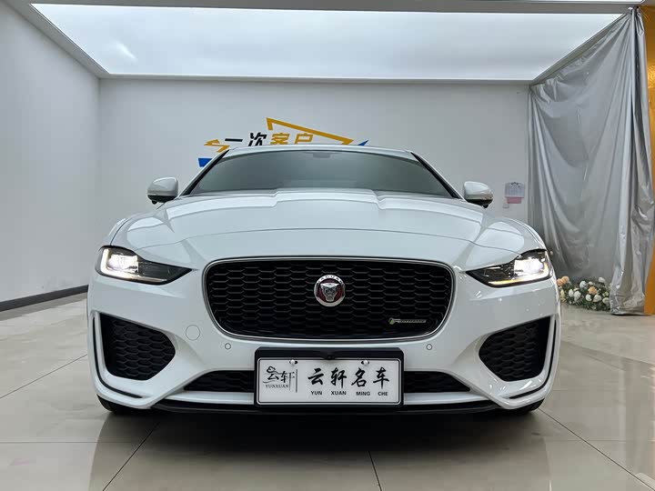 Фото 2 - Jaguar XE L
