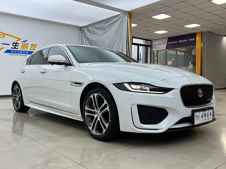 Фото 3 - Jaguar XE L