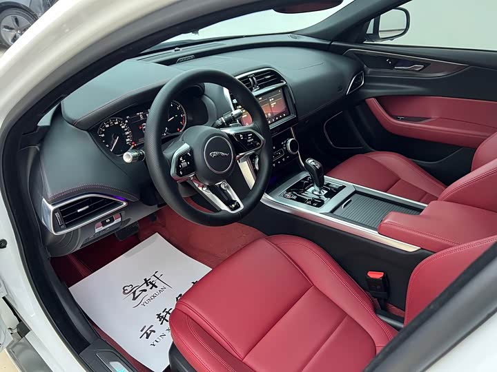 Фото 6 - Jaguar XE L