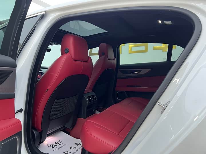 Фото 8 - Jaguar XE L