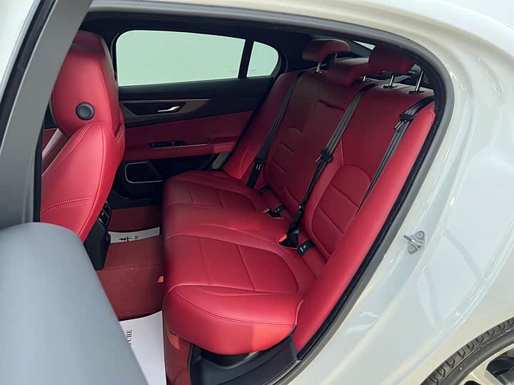 Фото 9 - Jaguar XE L