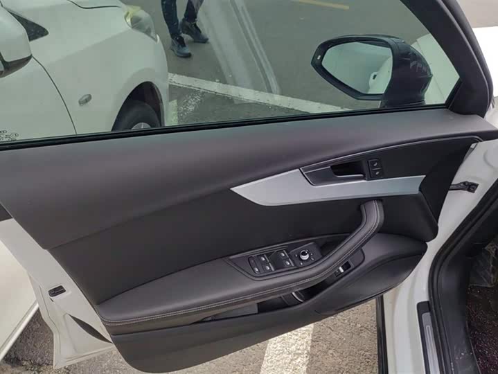 Фото 7 - Audi A4L