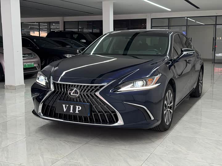 Фото 1 - Lexus ES