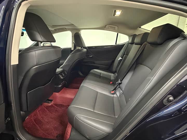 Фото 6 - Lexus ES