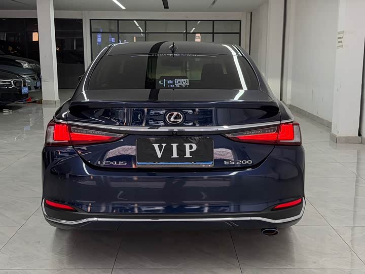 Фото 8 - Lexus ES