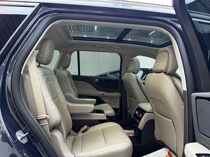 Фото 8 - Lincoln Aviator