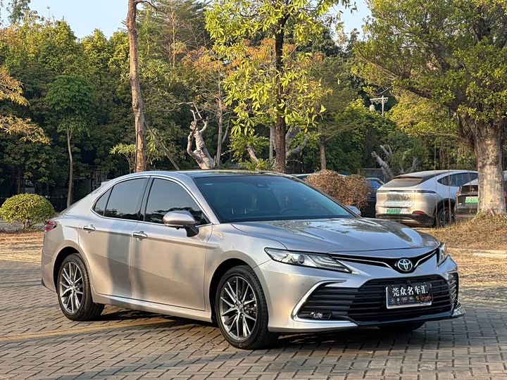 Фото 2 - Toyota Camry